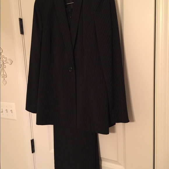 Jones New York Pant Suit - Picture 2 of 4